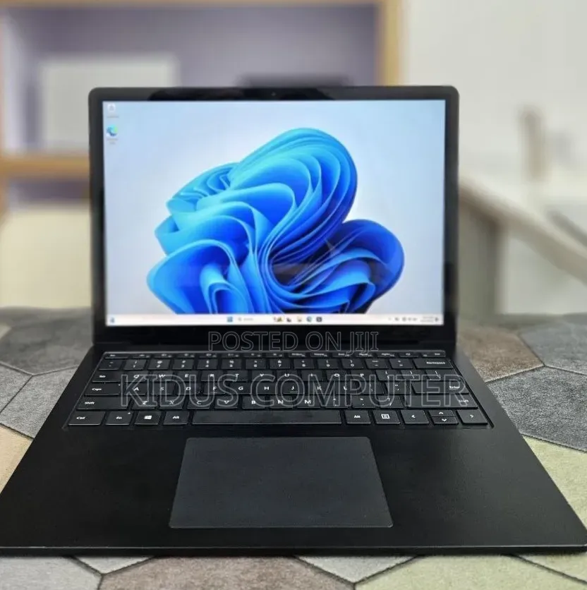 New Laptop Microsoft Surface 16GB Intel Core i7 SSD 512GB