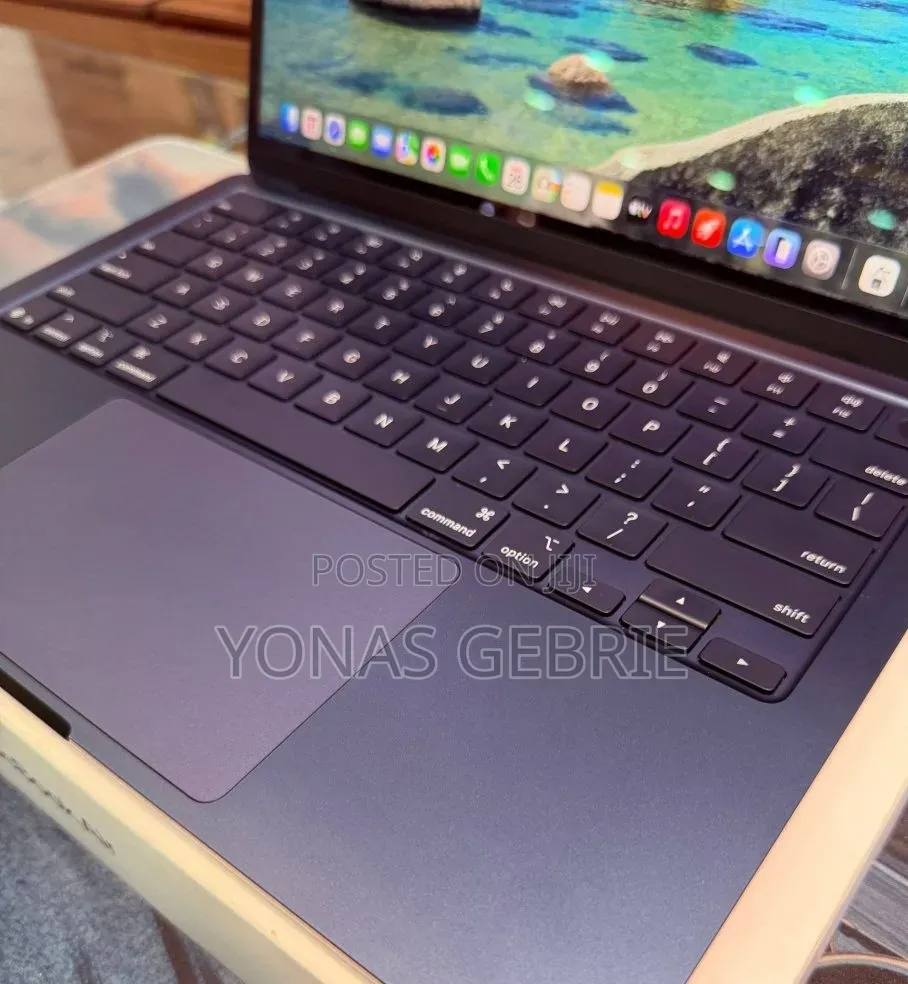New Laptop Apple MacBook 16GB Apple M4 SSD 256GB