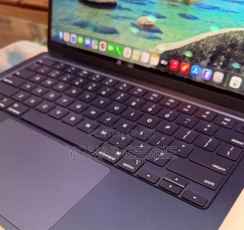 New Laptop Apple MacBook 16GB Apple M4 SSD 256GB