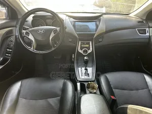 Hyundai Avante 2012
