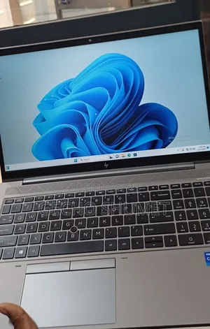 New Laptop HP ZBook Firefly G8 16GB Intel Core i7 SSD 512GB
