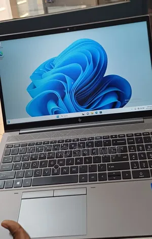 New Laptop HP ZBook Firefly G8 16GB Intel Core i7 SSD 512GB