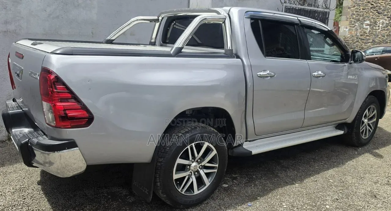 Toyota Hilux 2020 Gray