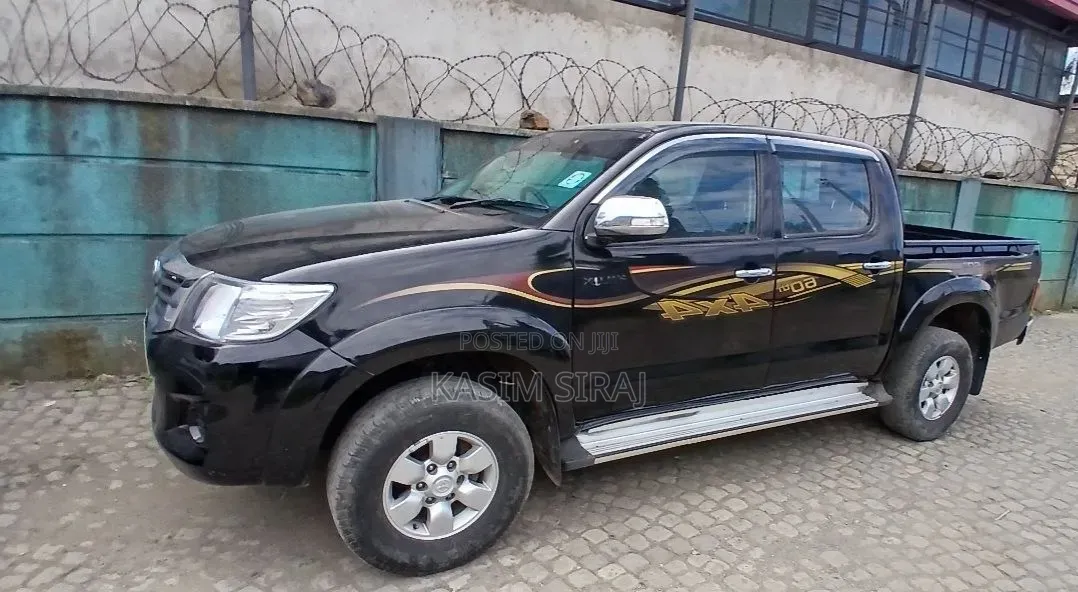 Toyota Hilux 2.5 D-4D 4X4 SRX 2012 Gray