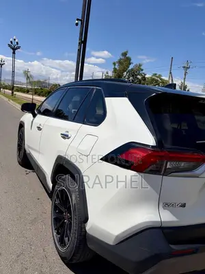 Toyota RAV4 LE AWD 2020 White