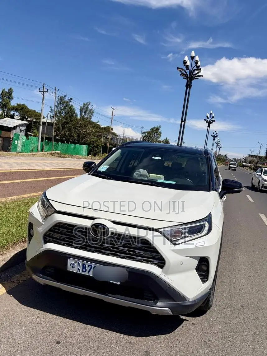 Toyota RAV4 LE AWD 2020 White
