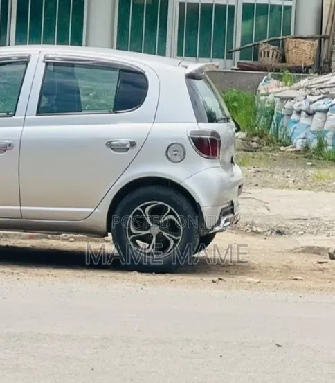 Toyota Vitz 2001 Silver
