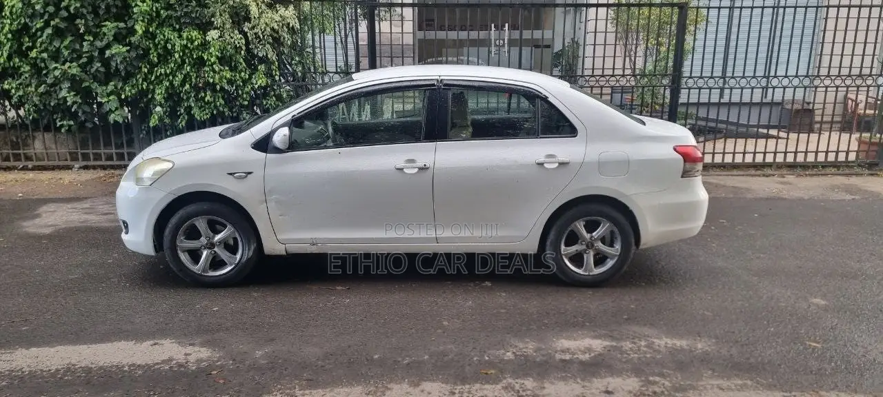 Toyota Yaris 2011 White