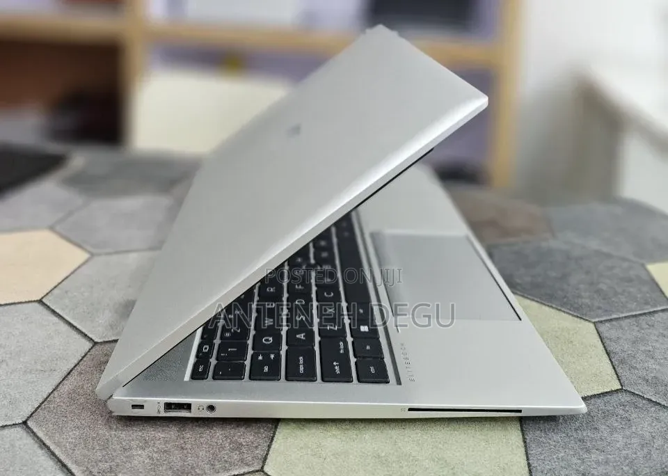 New Laptop HP ZBook Firefly G8 16GB Intel Core i7 SSD 512GB
