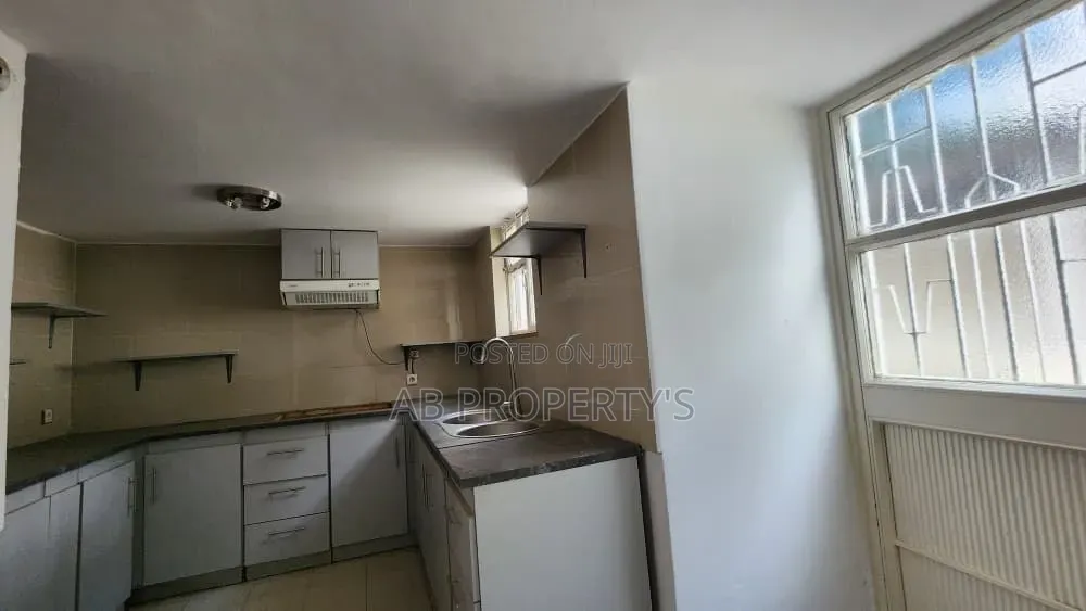 3bdrm Villa in Old Airport ብ/ገብርኤል, Nifas Silk-Lafto for rent