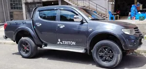 Mitsubishi L200 2011 Gray