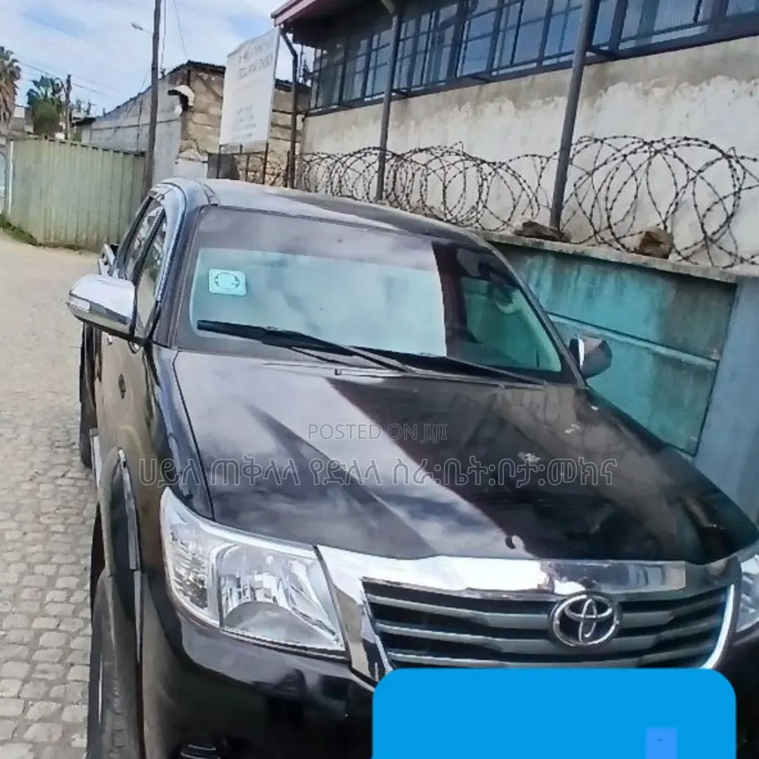 Toyota Hilux 2012 Black