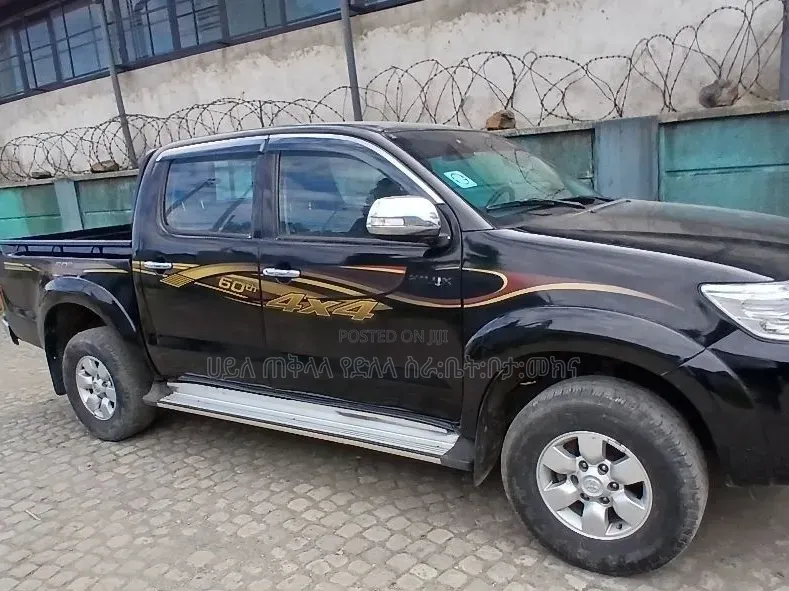Toyota Hilux 2012 Black