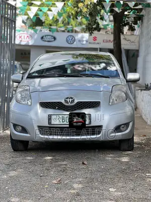 Toyota Yaris Base Hatchback 5dr 2010 Silver