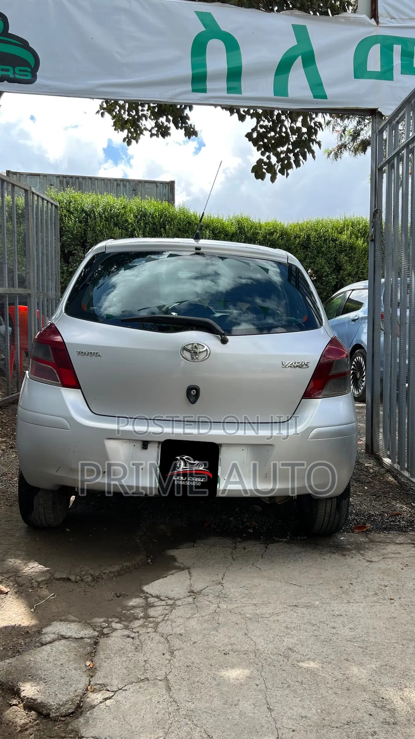 Toyota Yaris Base Hatchback 5dr 2010 Silver