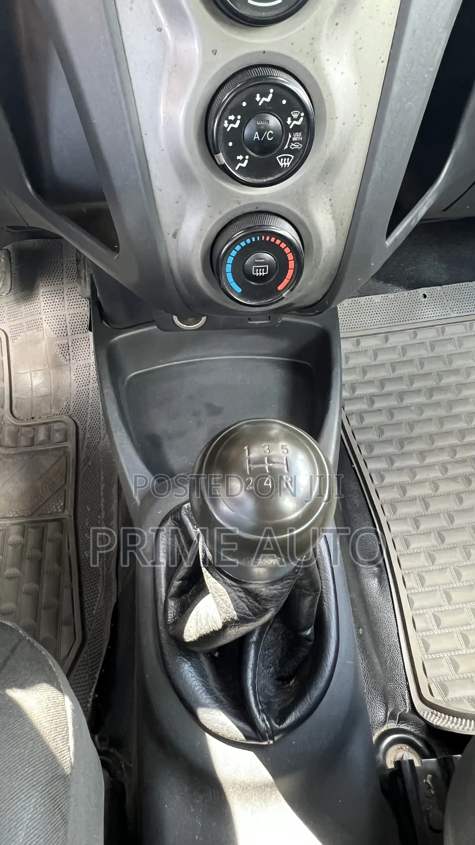 Toyota Yaris Base Hatchback 5dr 2010 Silver
