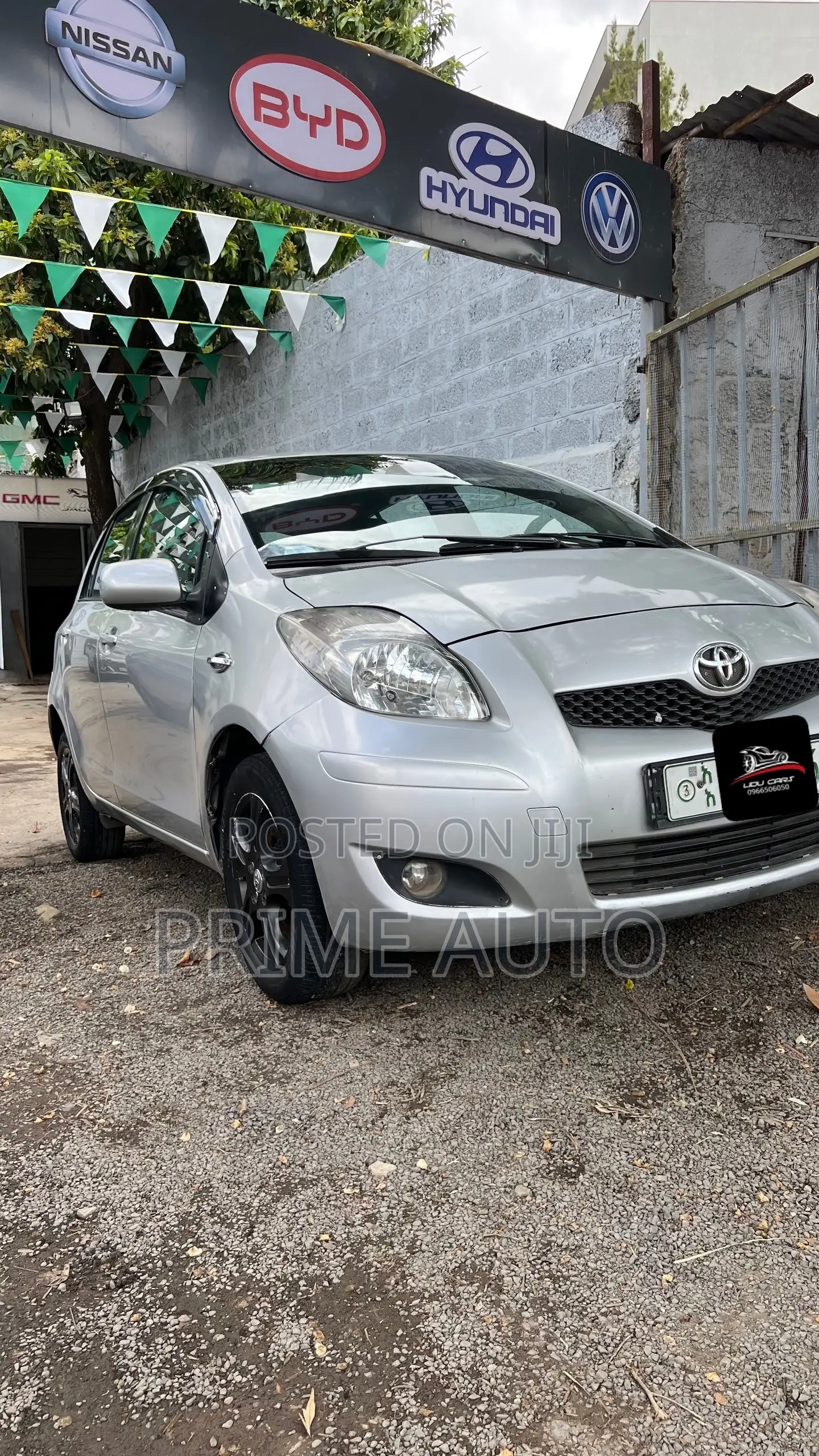 Toyota Yaris Base Hatchback 5dr 2010 Silver