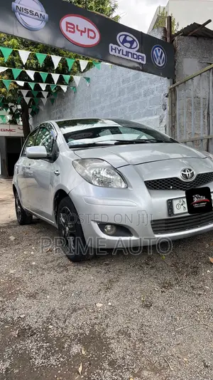 Toyota Yaris Base Hatchback 5dr 2010 Silver