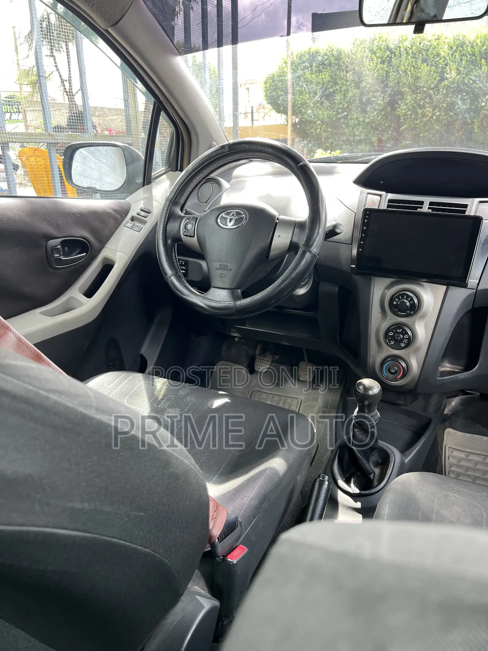 Toyota Yaris Base Hatchback 5dr 2010 Silver