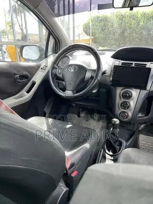 Toyota Yaris Base Hatchback 5dr 2010 Silver