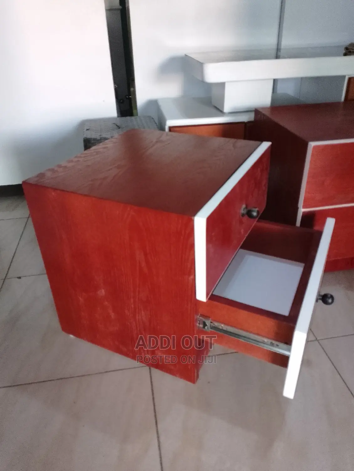 አልጋ/Bed ከኮሞዲኖ ጋር