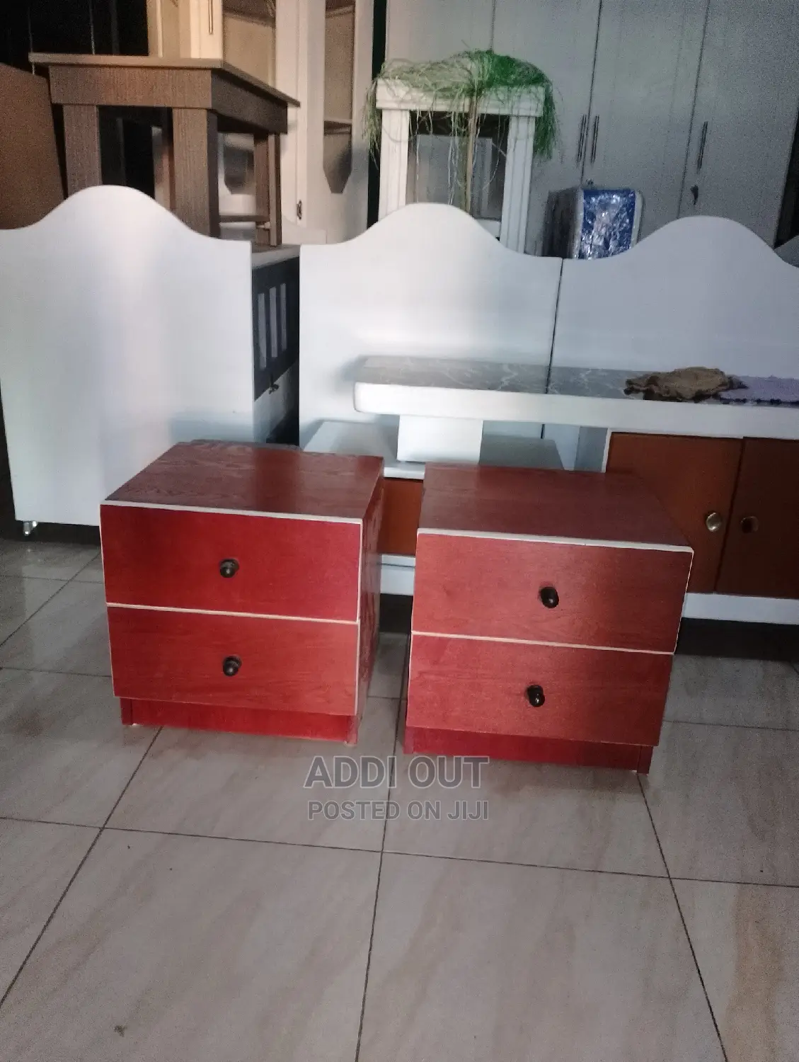 አልጋ/Bed ከኮሞዲኖ ጋር