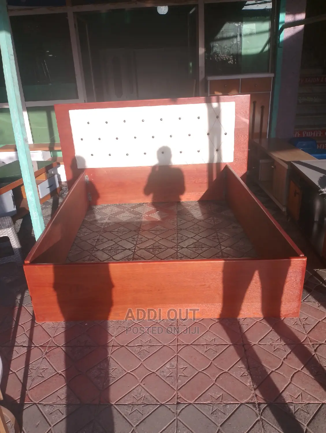 አልጋ/Bed ከኮሞዲኖ ጋር