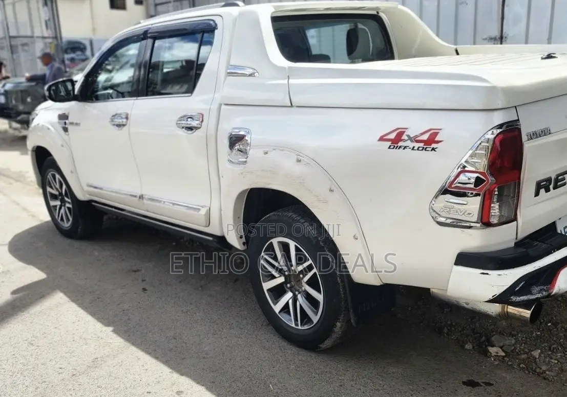 Toyota Hilux Revo Double Cab Deisel 2.4 RWD 2017 White