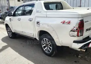 Toyota Hilux Revo Double Cab Deisel 2.4 RWD 2017 White