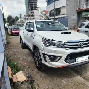 Toyota Hilux Revo Double Cab Deisel 2.4 RWD 2017 White