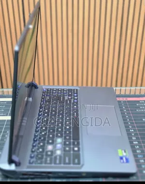 New Laptop MSI Vector GP68 HX 13V 32GB Intel Core i9 SSD 1T