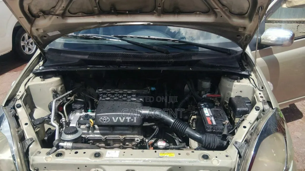 Toyota Vitz 2004 Silver