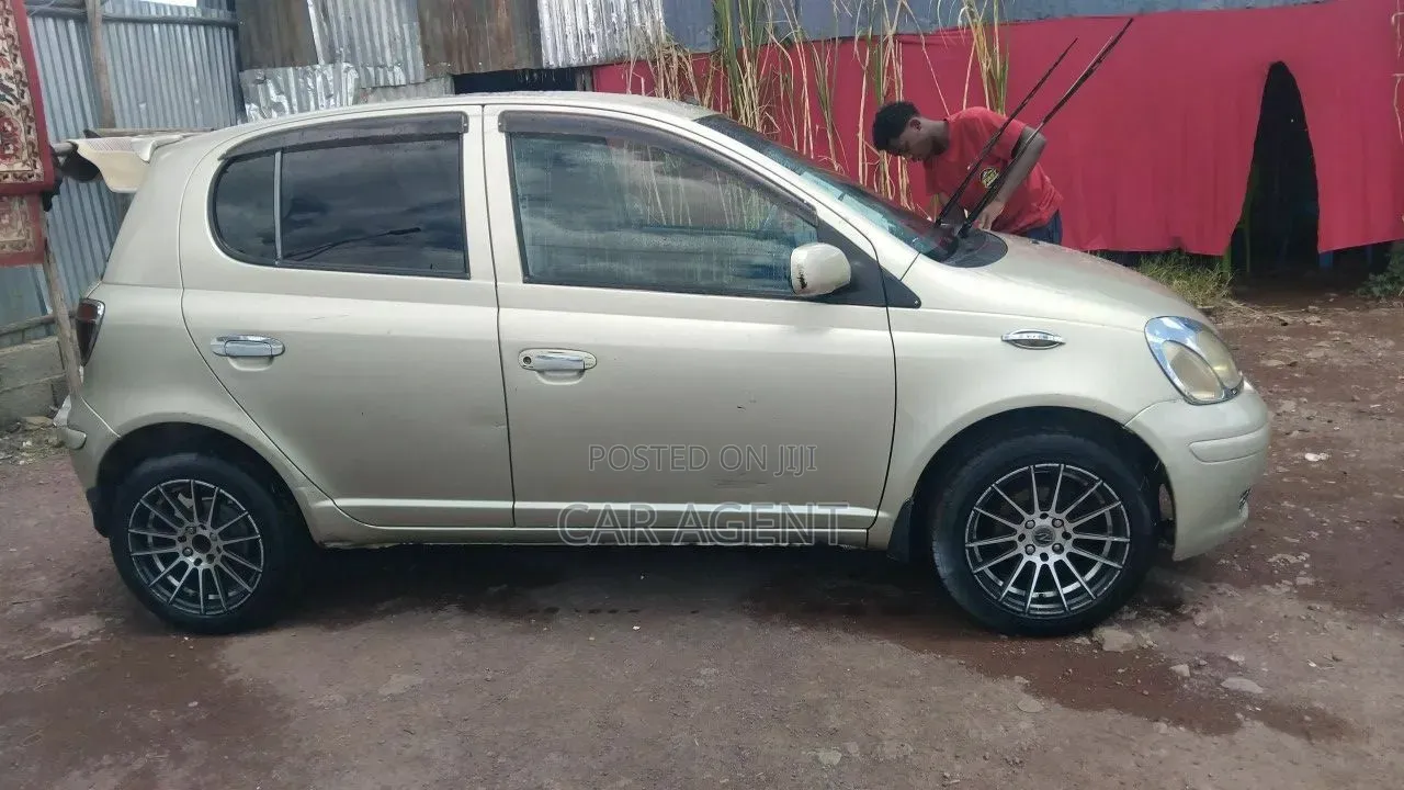 Toyota Vitz 2004 Silver