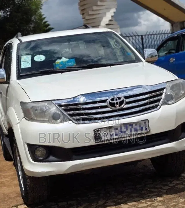 Toyota Fortuner 2012 Off white