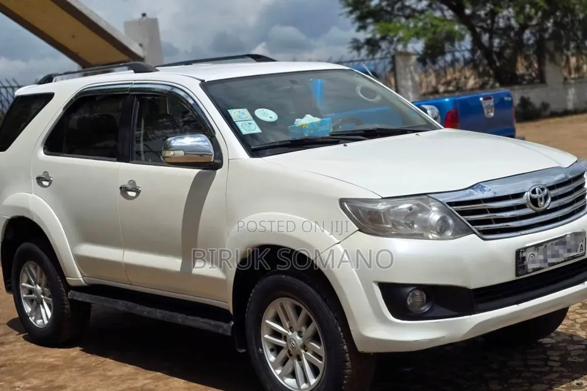 Toyota Fortuner 2012 Off white