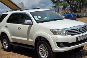 Toyota Fortuner 2012 Off white