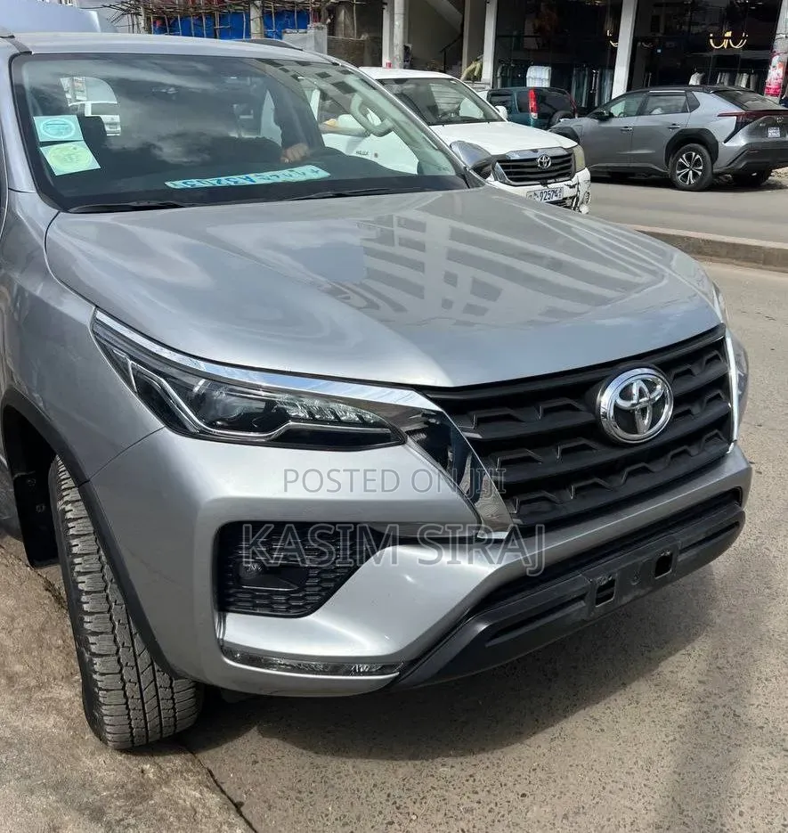 Toyota Fortuner 2.8 D RWD 2023 Silver