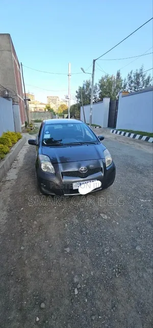 Toyota Yaris Base Hatchback 3dr 2011 Gray