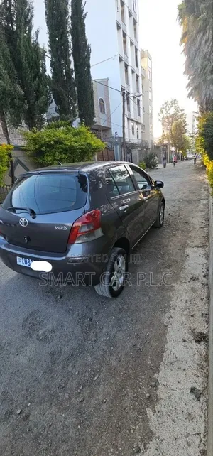 Toyota Yaris Base Hatchback 3dr 2011 Gray