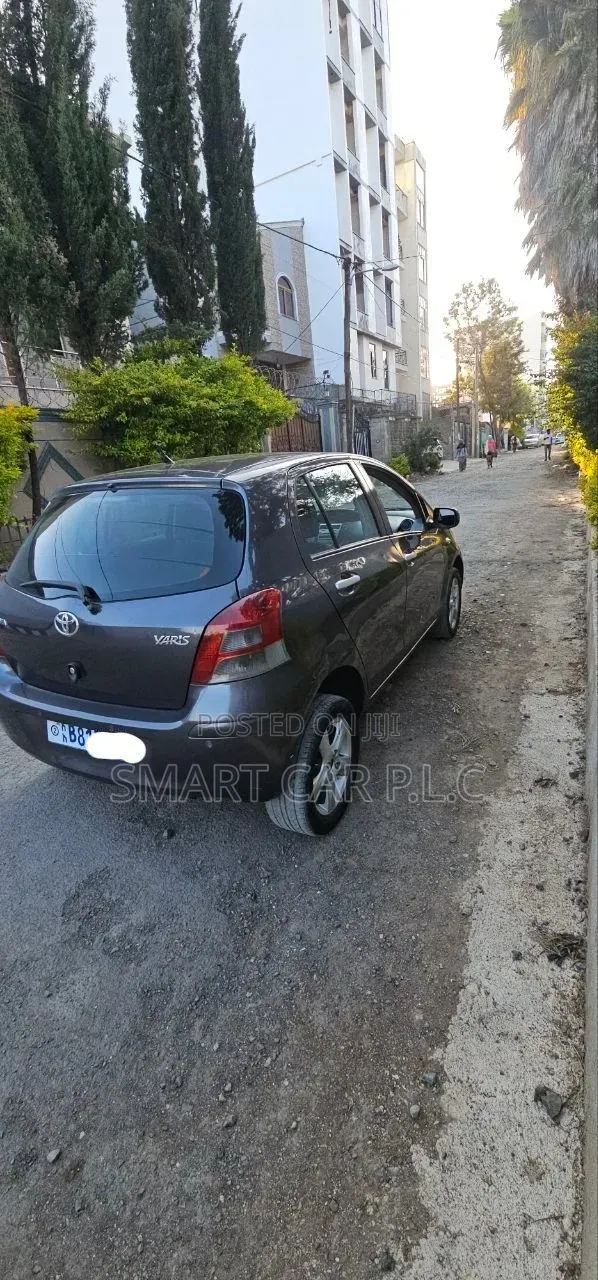 Toyota Yaris Base Hatchback 3dr 2011 Gray