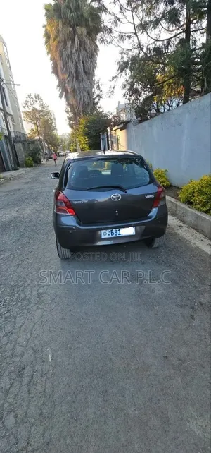 Toyota Yaris Base Hatchback 3dr 2011 Gray