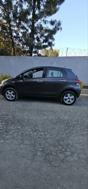 Toyota Yaris Base Hatchback 3dr 2011 Gray