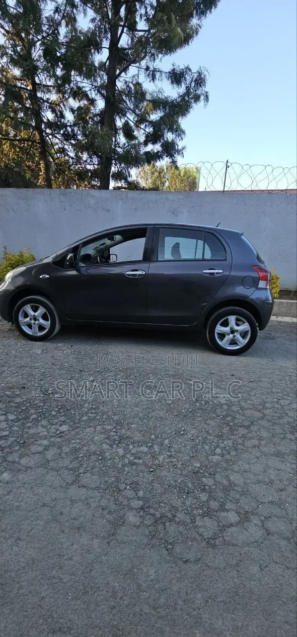 Toyota Yaris Base Hatchback 3dr 2011 Gray