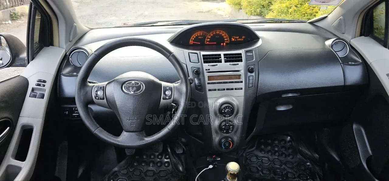 Toyota Yaris Base Hatchback 3dr 2011 Gray