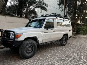 Toyota Land Cruiser 2011 White