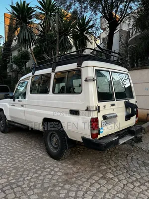 Toyota Land Cruiser 2011 White
