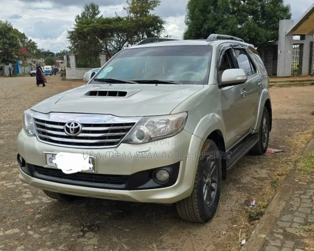 Toyota Fortuner 2013 Gold