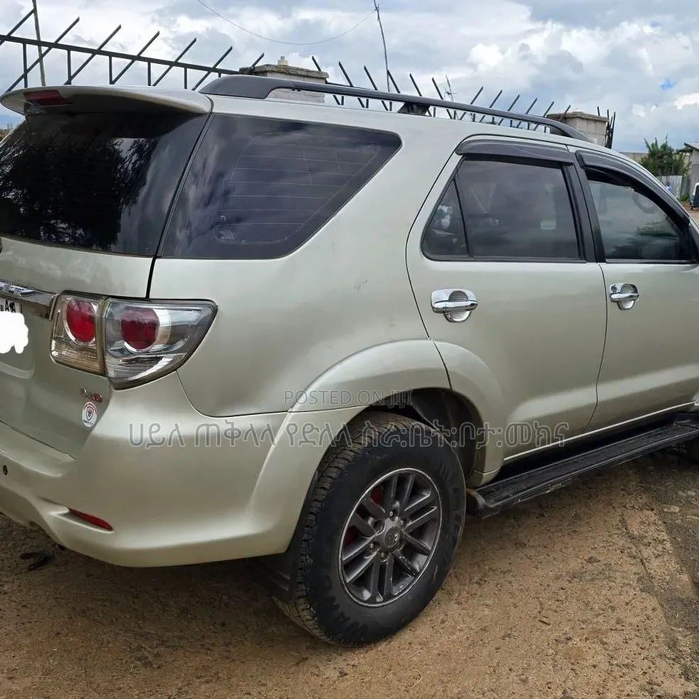 Toyota Fortuner 2013 Gold