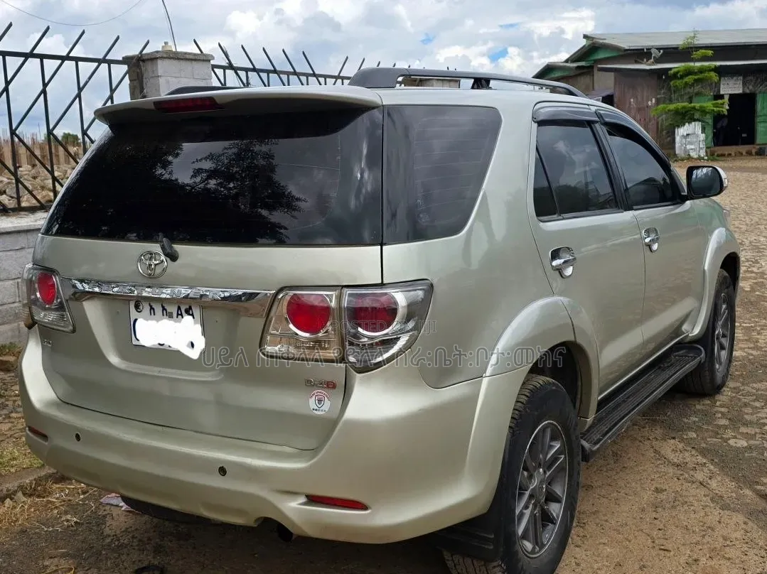 Toyota Fortuner 2013 Gold