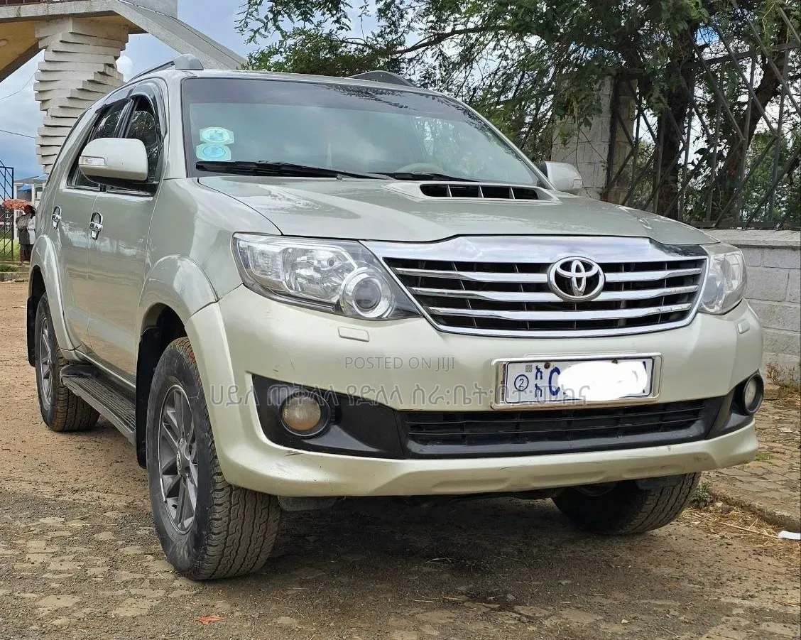 Toyota Fortuner 2013 Gold